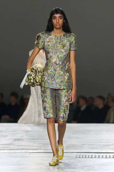 Look 19